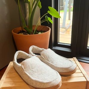 LIMITED Edition Women’s Olukai Nohea Kilohana Slippers Size 9 NWOT.